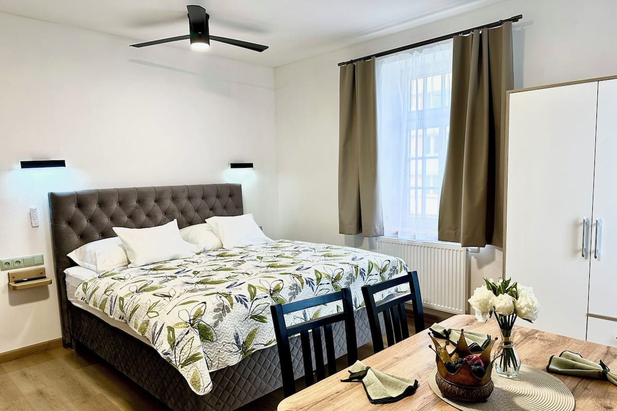 Departamento Confort, 2 habitaciones, planta baja | Escritorio, cortinas blackout, cunas gratuitas y wifi gratis