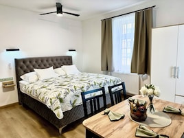 Comfort appartement, 2 slaapkamers, op benedenverdieping | Een bureau, verduisterende gordijnen, gratis babybedden, gratis wifi