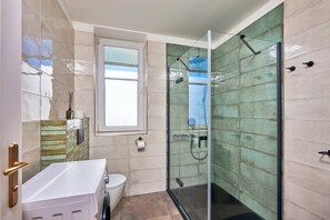 Apartment QUEEN | Bathroom | Free toiletries, hair dryer, slippers, towels - Villa Harmony (Cesky Krumlov)