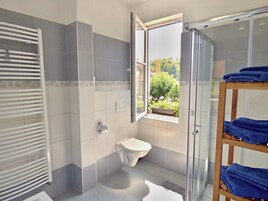 Apartment IDEA | Bathroom | Free toiletries, hair dryer, slippers, towels