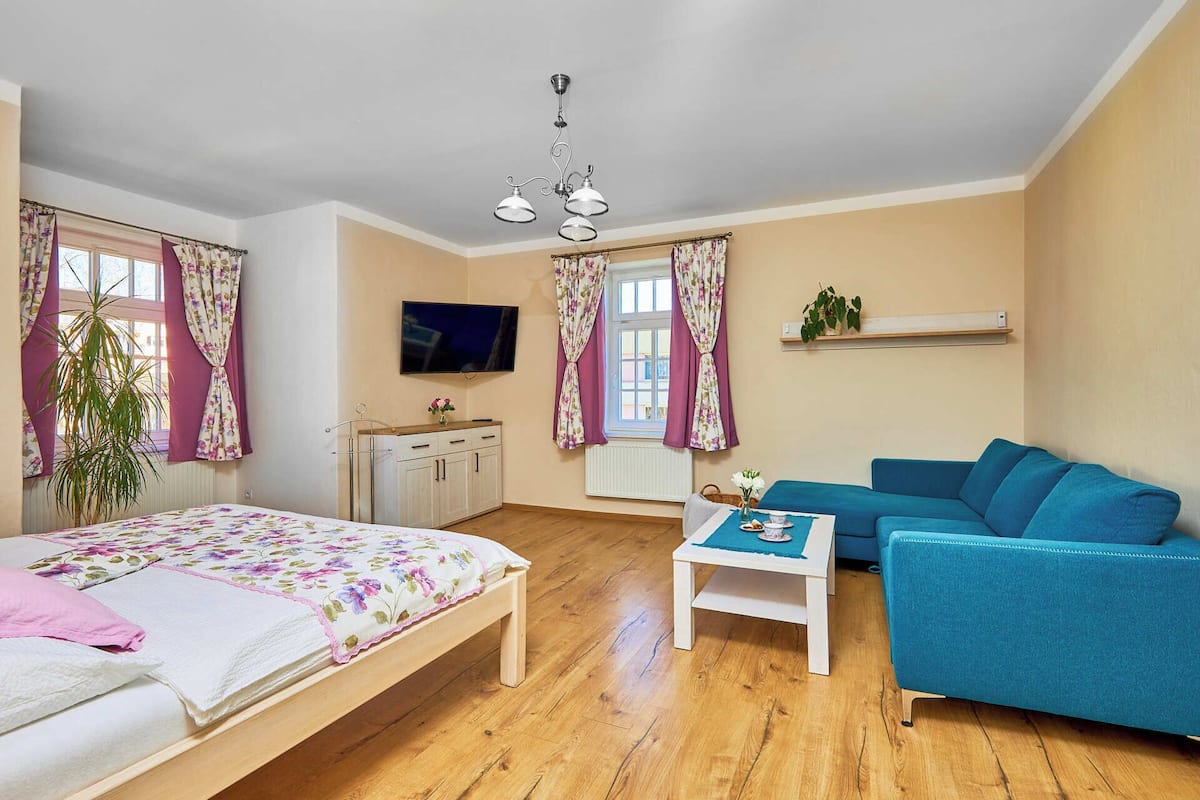 Apartment IDEA | Desk, blackout drapes, free cribs/infant beds, free WiFi