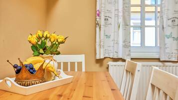 Apartment RIXY | ครัวส่วนตัว | ตู้เย็น, ไมโครเวฟ, เตาประกอบอาหาร, เครื่องชงกาแฟเอสเปรสโซ