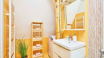 Apartment RIXY | Bathroom | Free toiletries, hair dryer, slippers, towels