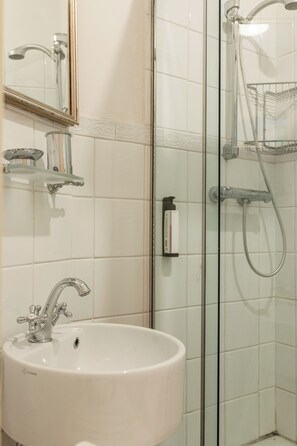 Standard Double Room (Pergolesi) | Bathroom | Shower, towels - Hotel Antico Furlo (Acqualagna)