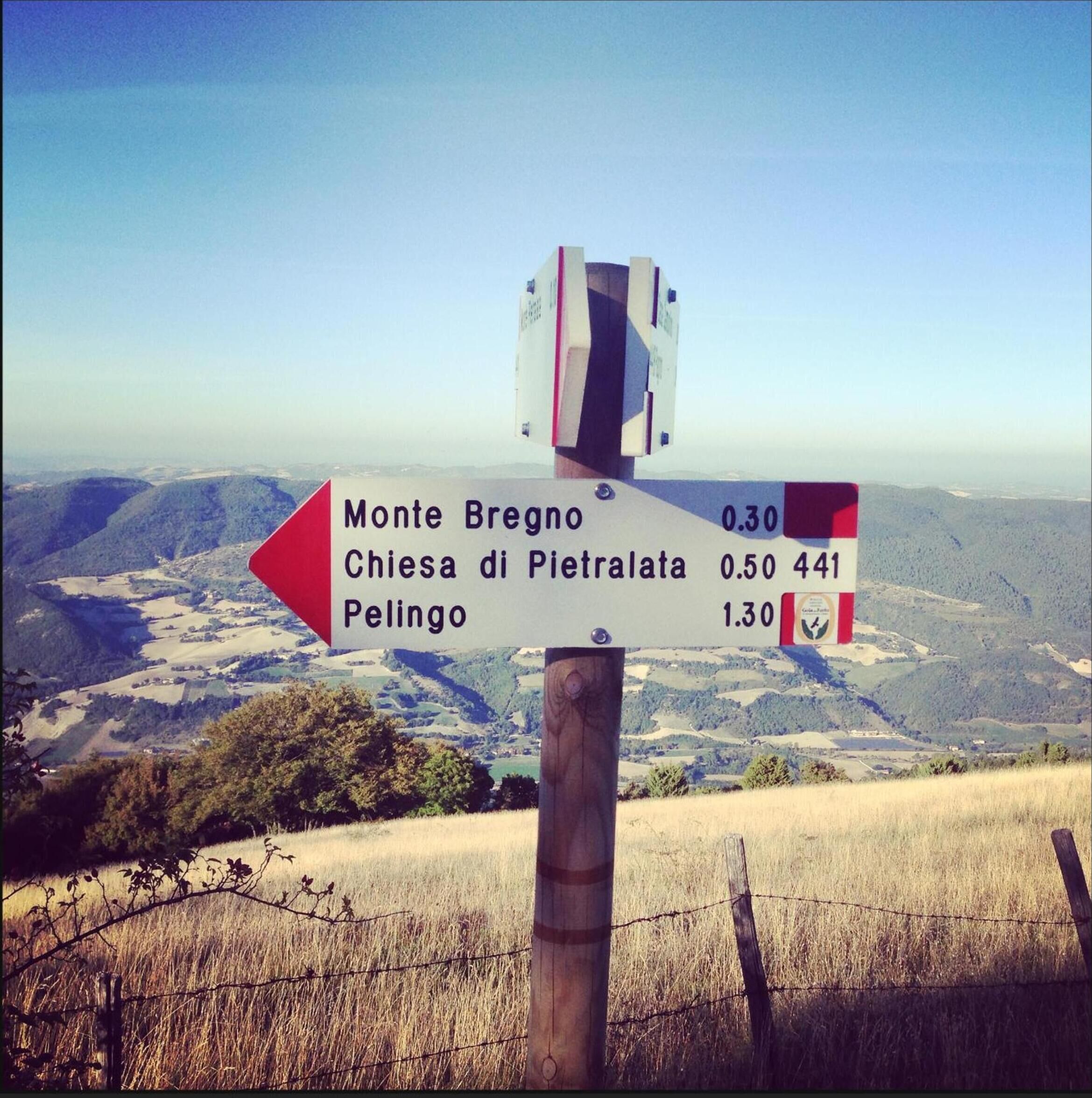 Un panneau de signalisation indiquant les directions, les destinations et les distances.