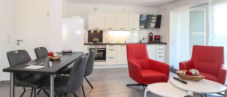 Coffee/tea maker, fridge, microwave, oven