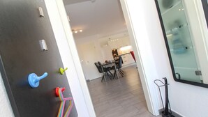 Eine moderne Küche mit Essbereich, einer Tafel mit Haken und einem Besen.