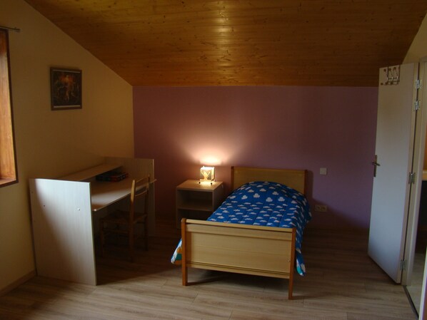 A small room with a bed, a desk, and a chair. - House with terrace, Avignon festival 12km away, Spirou park and wave island (Le Thor)