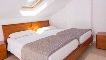 Comfort-lejlighed - 2 soveværelser - balkon (Split Level) | Dundyner, pengeskab på værelset, skrivebord, mørklægningsgardiner