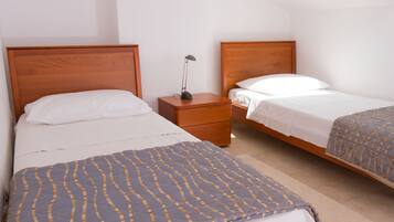 Comfort appartement, 2 slaapkamers, uitzicht op zwembad | Donzen dekbedden, een kluis op de kamer, een bureau