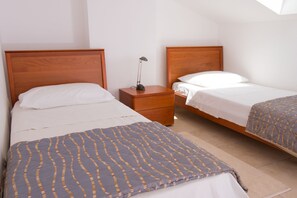 1 habitación, cubrecamas y caja de seguridad en la habitación 