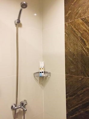 Shower, free toiletries, slippers, bidet - Maison Hotel (Cauayan)