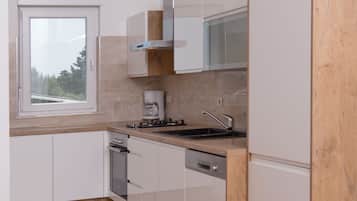 Kjøleskap, ovn, kokeplater og oppvaskmaskin