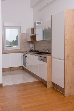 Refrigerador, horno, parrilla de estufa y lavavajillas 