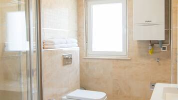 Ducha, secador de pelo, bidet, toallas