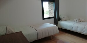 4 chambres, fer et planche à repasser, lit de bébé portatif