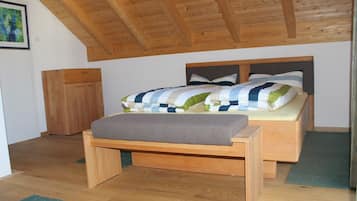 1 bedroom, travel cot, free WiFi, bed sheets