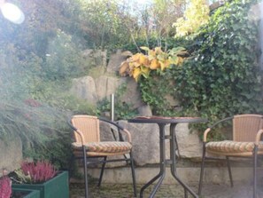 Outdoor dining - Apartment 2 in the beautiful Gutenberg / Ostallgäu (Gutenberg)