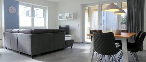 Flat-screen TV, stereo