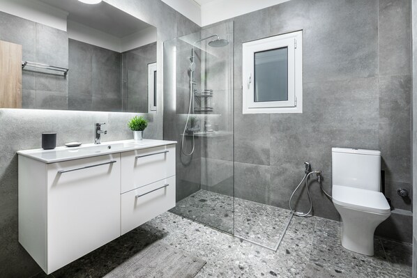 Apartment | Bathroom | Shower, towels