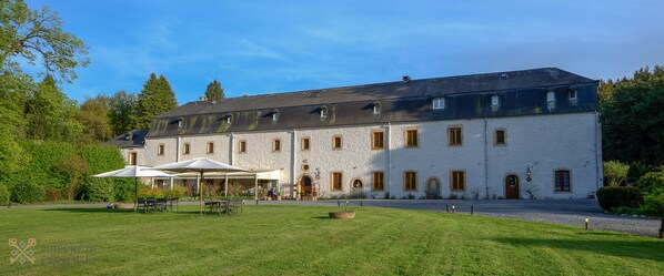 Courtyard - Hostellerie le Prieuré de Conques (Florenville)