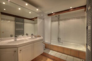 Family Quadruple Room | Bathroom | Deep-soaking bathtub, free toiletries, hair dryer, towels - Hostellerie le Prieuré de Conques (Florenville)