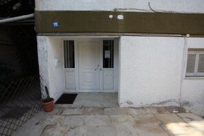Exterior detail - Edem Beach Apartment with Mountain view by Athenian Homes (Paleo Faliro)