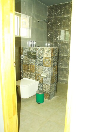 ฝักบัว, ของใช้ในห้องน้ำฟรี, ผ้าเช็ดตัว