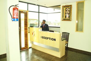 ฝ่ายต้อนร�ับ