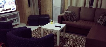 PRIVATE & COZY APARTMENT , MODERN WALL PAPER , FULL AIRCOND