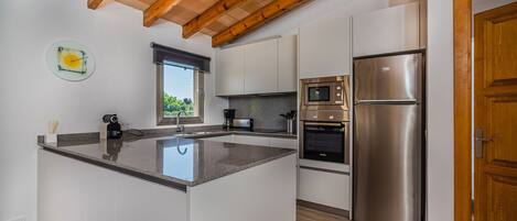 Kylskåp, mikrovågsugn, ugn och diskmaskin