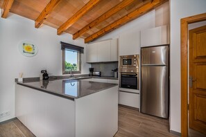 Frigorífico, microondas, horno y lavavajillas