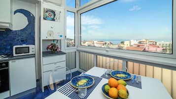 Appartamento familiare, 2 camere da letto, vista mare | Pasti in camera