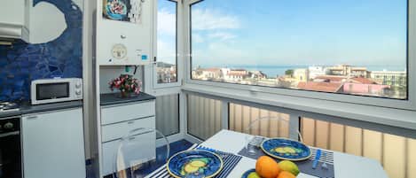 Family Apartment, 2 Bedrooms, Sea View | In-room dining
