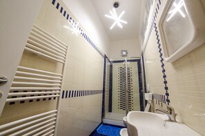 Familienapartment, 2 Schlafzimmer, Meerblick | Badezimmer | Duschwanne, Haartrockner, Bidet, Handtücher