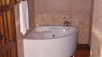 Een bad/douchecombinatie, een bidet, handdoeken