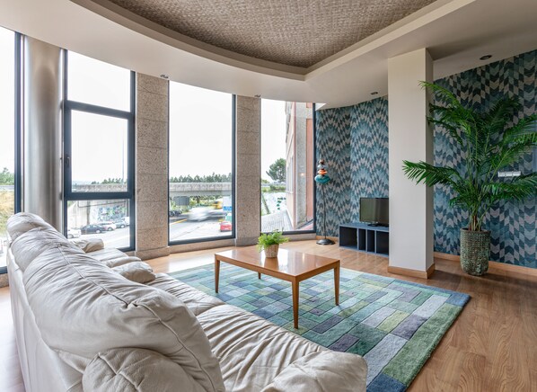 19-inch LCD TV with satellite channels, TV