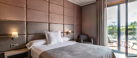 Chambre Confort double, 1 grand lit, terrasse | Literie de qualité, minibar, coffre-fort, bureau