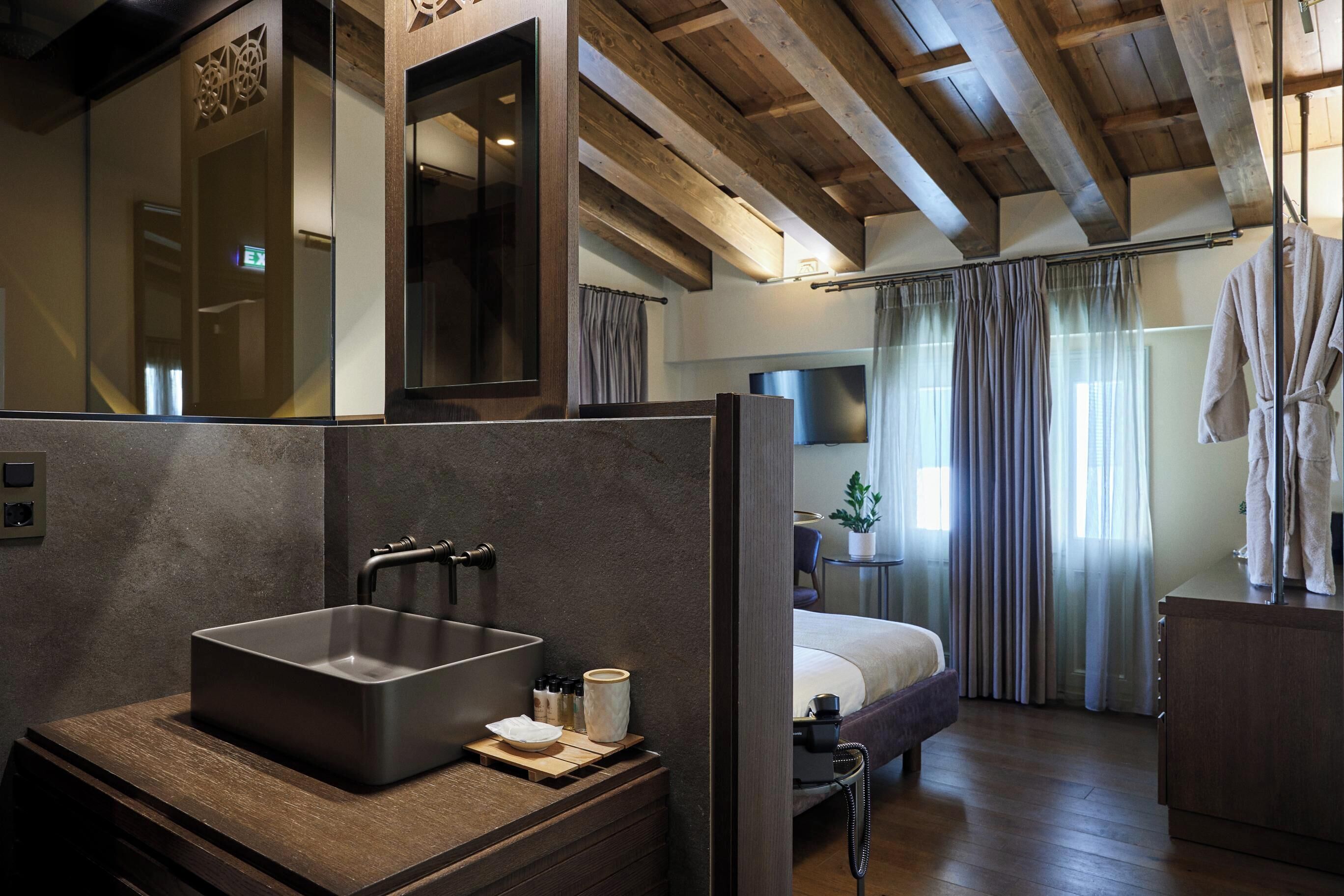 Attic Room with Outdoor Hot Tub