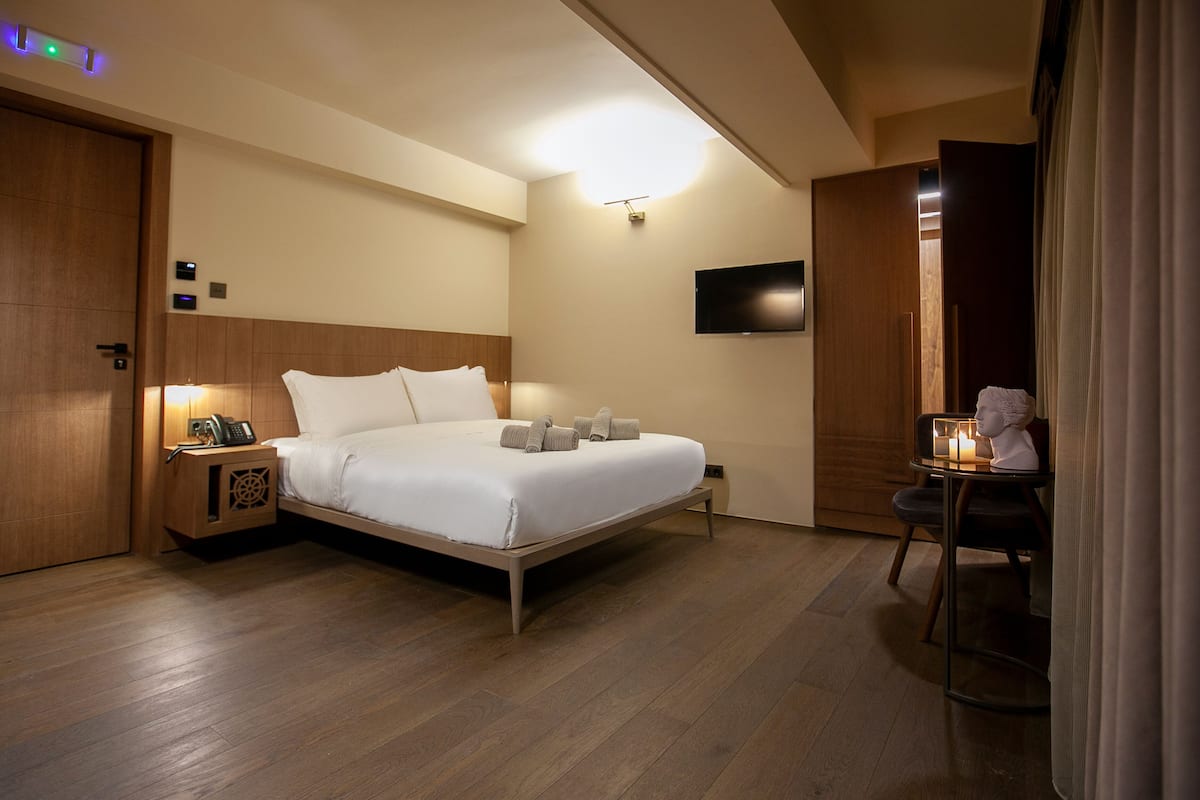 Fresco 1890 with Outdoor Hot Tub | Sábanas de algodón egipcio, ropa de cama de alta calidad, minibar