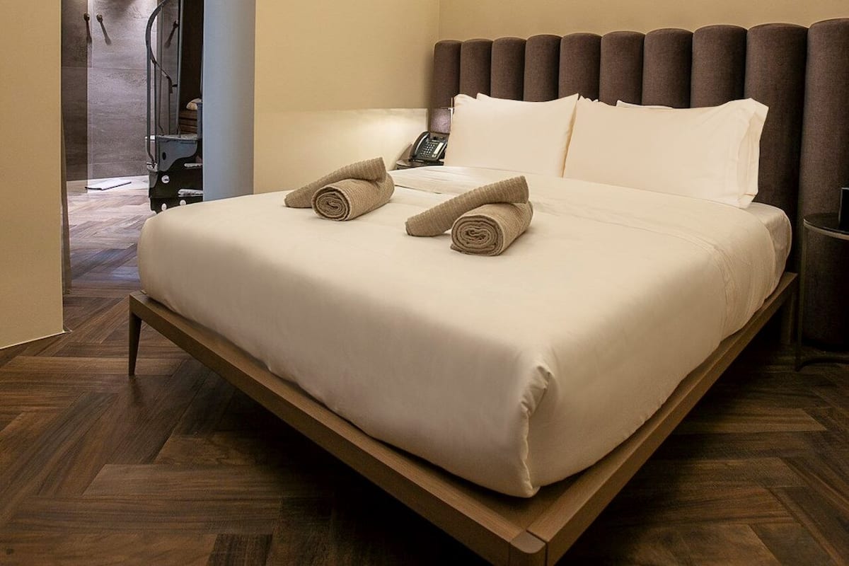 Classic Athenian Room | Sábanas de algodón egipcio, ropa de cama de alta calidad, minibar