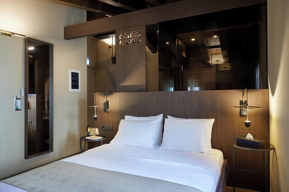 Attic Room with Outdoor Hot Tub | Egyptian cotton sheets, premium bedding, minibar, in-room safe