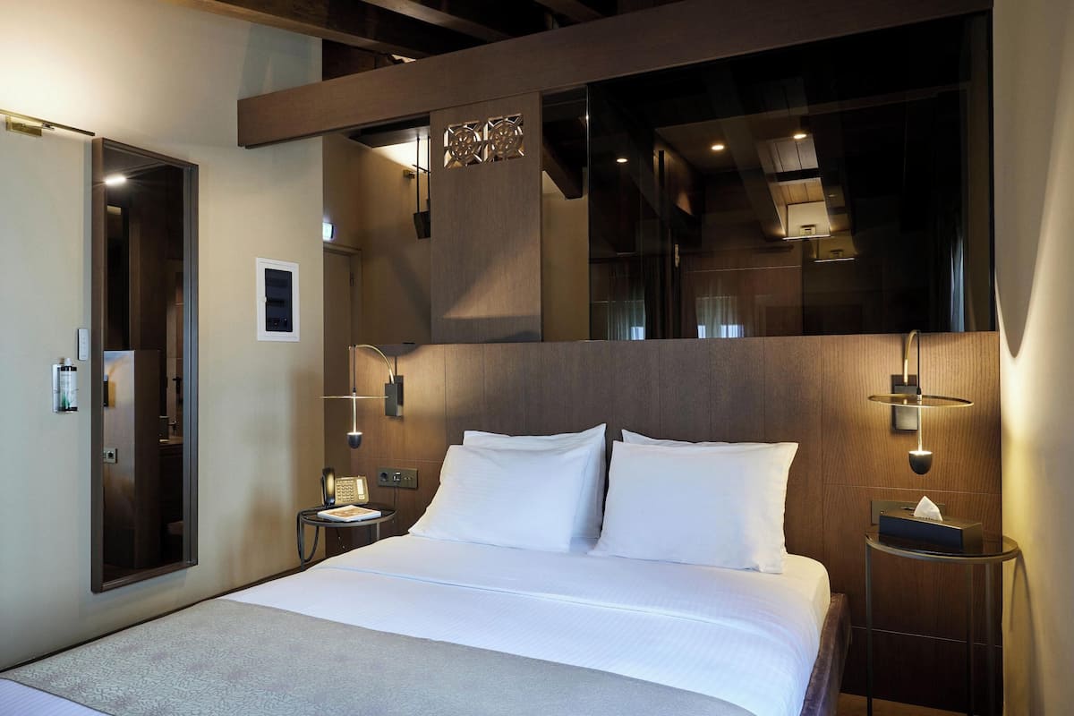 Attic Room with Outdoor Hot Tub | Egyptinpuuvillaiset lakanat, ylelliset vuodevaatteet, minibaari