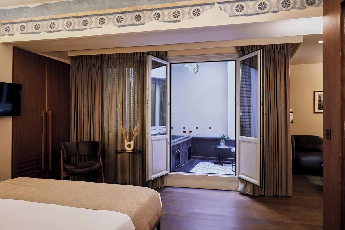 Egyptian cotton sheets, premium bedding, minibar, in-room safe
