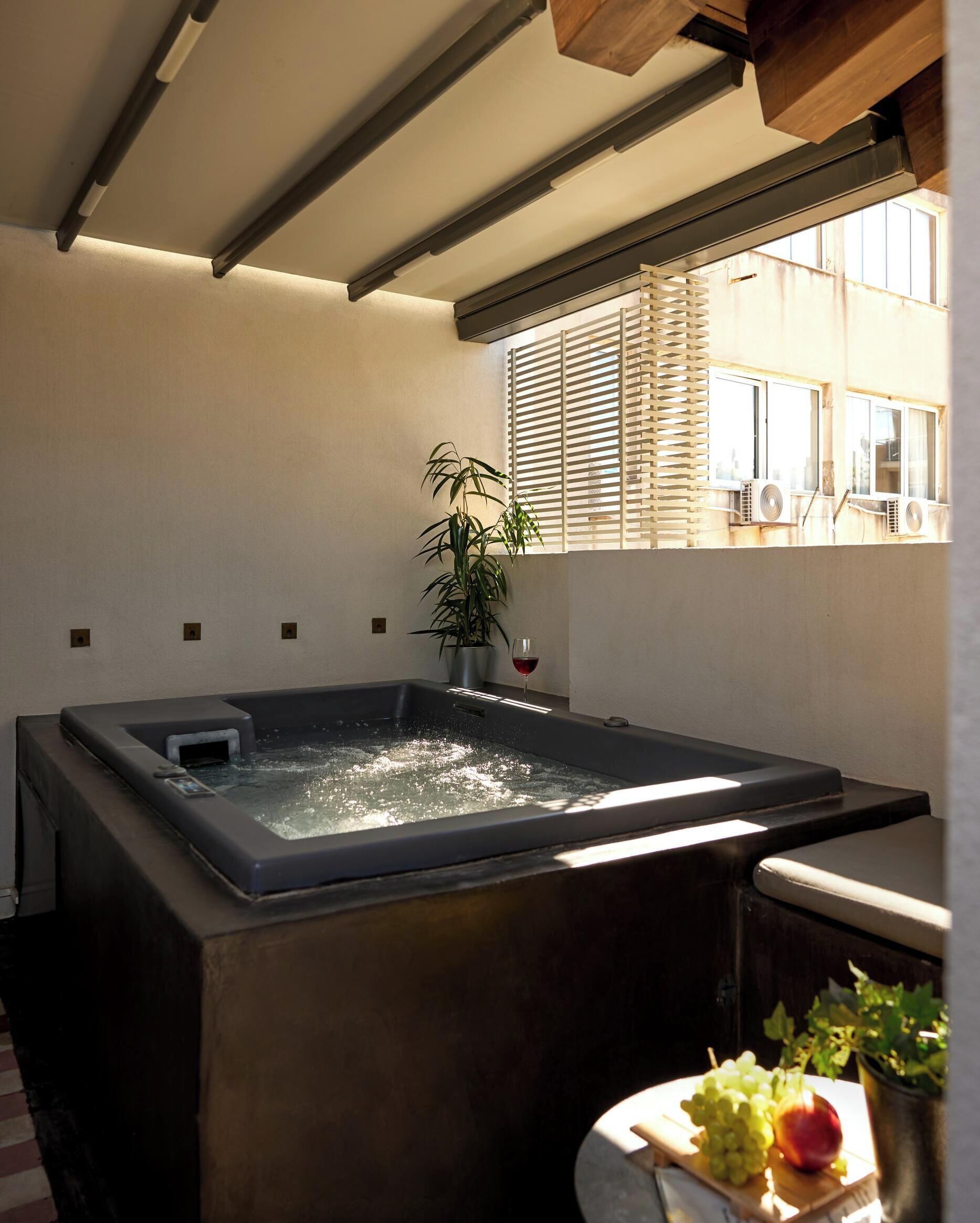 Attic Room with Outdoor Hot Tub | Terrace/patio