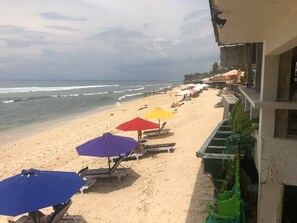 靠近海滩、沙滩椅、沙滩毛巾