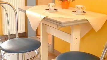 Standard Apartment, 4 Bedrooms | In-room dining