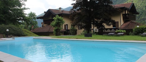 Seasonal outdoor pool, open 9:00 AM to 6:00 PM, pool loungers