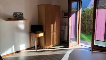 Standard-Apartment, 1 Schlafzimmer, Erdgeschoss | Wohnbereich | 20-Zoll-Flachbildfernseher mit Satellitenempfang