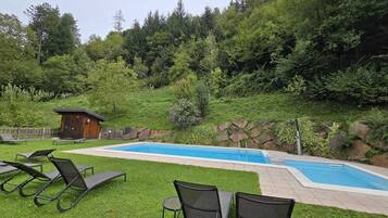 Piscine extérieure (ouverte en saison), chaises longues